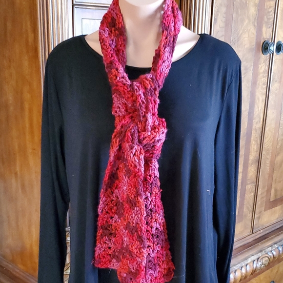 NWT BEAUTIFUL CRUSHED BERRY COLOR HANDMADE CROCHET SCARF  #1036 - Picture 4 of 6